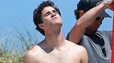 Darren Criss revoluciona las redes vestido con un mini bañador en el rodaje de 'Versace: American Crime Story'