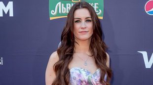 Lucie Jones desvela su truco para aguantar desfilando en la alfombra roja de Eurovisión 2017