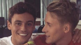 Tom Daley y Dustin Lance Black plantan un árbol como comienzo de su matrimonio