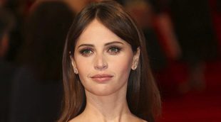 Felicty Jones se compromete con Charles Guard tras dos años de noviazgo