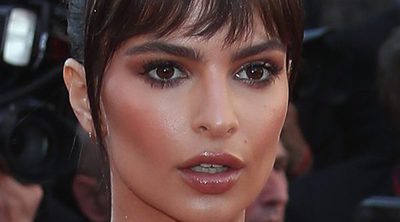 Emily Ratajkowski luce cuerpazo sobre en la Costa Azul de día y en la alfombra roja de Cannes de noche