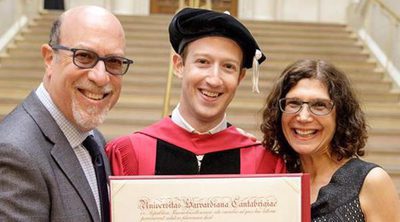 Mark Zuckerberg acude a la Universidad de Harvard para graduarse 15 años después de abandonar la carrera