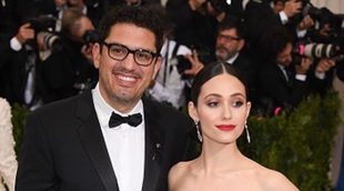 Emmy Rossum ('Shameless') se casa con Sam Esmail tras cuatro años de noviazgo