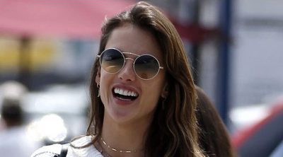 Alessandra Ambrosio luce cuerpazo en su primer baño de la temporada en Malibú