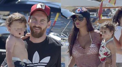 Leo Messi y Antonella Roccuzzo y Cesc Fábregas y Daniella Semaan llegan a Ibiza con sus hijos