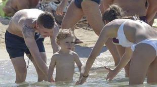 Iker Muniain y Andrea Sesma difrutan de su primer verano de casados en Formentera con su hijo