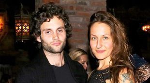 Penn Badgley y Domino Kirke vuelven a casarse cuatro meses después de su primera boda