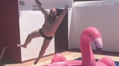 Kiko Rivera se apunta a la moda del 'flamenco rosa' en la piscina