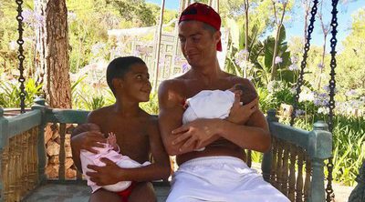 La tierna imagen de Cristiano Ronaldo posando con sus tres hijos por primera vez