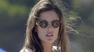 Alessandra Ambrosio luce cuerpazo entre baño y baño en las playas de Ibiza