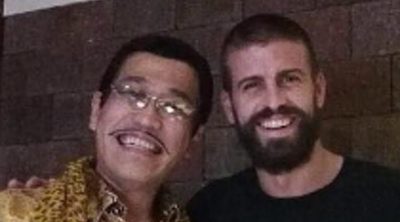 Gerard Piqué baila en Japón al ritmo de 'Pen-Pineapple-Apple-Pen' con PikoTaro, el cantante del tema viral