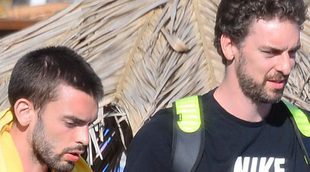 Pau, Marc y Adrià: los hermanos Gasol se relajan en Ibiza en una jornada marinera sin sus mujeres