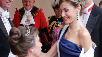 Claveles, recuerdos familiares y reverencias: la gran cena de los Reyes Felipe y Letizia con la Princesa Ana