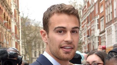 Theo James disfruta de unas merecidas vacaciones en Formentera junto a un grupo de amigos