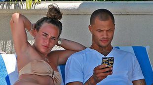 Jeremy Meeks y su nueva novia Chloe Green, muy enamorados en una piscina de Los Ángeles