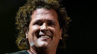 Una admiradora roba un beso apasionado a Carlos Vives en pleno concierto