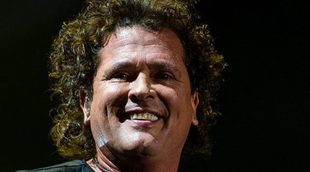 Una fan roba un beso a Carlos Vives en pleno concierto