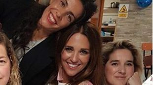 Paula Echevarría simula una foto del pasado con sus amigas de toda la vida 17 años después