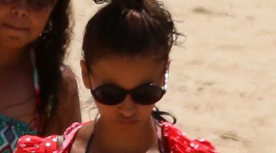 Mónica Cruz disfruta de las playas de Cádiz con su madre y con su hija Antonella