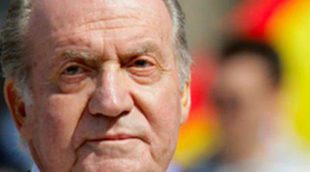 El Rey Juan Carlos evoluciona favorablemente y ya camina ayudado por muletas