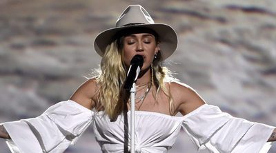 Miley Cyrus se desnuda de nuevo, disfrazada de hada y junto a un inodoro