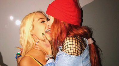 El beso de Bella Thorne con la youtuber Tana Mongeau