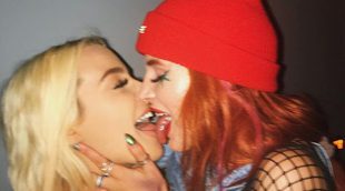 Bella Thorne celebra sus 20 años con un tórrido beso junto a su novia Tana Mongeau