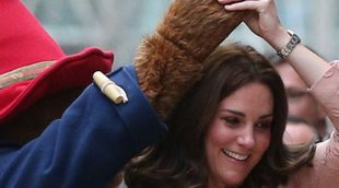 Kate Middleton se divierte bailando con el oso Paddington en un acto oficial junto a los Príncipes Guillermo y Harry