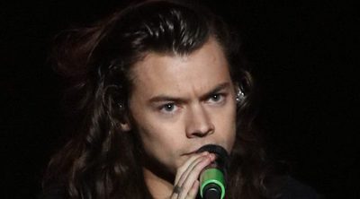 Una fan agarra de la entrepierna a Harry Styles durante un concierto benéfico en Los Ángeles