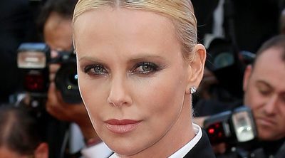 Charlize Theron y la 'peineta' a los paparazzis que interrumpieron sus vacaciones