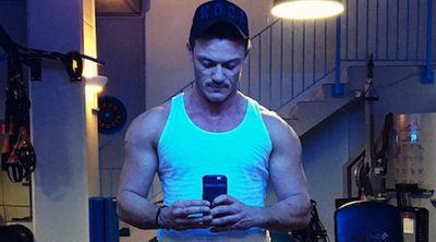 El paquete de Luke Evans revoluciona las redes sociales