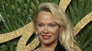 Pamela Anderson aparece en los British Fashion Awards con un aspecto irreconocible