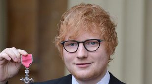 Ed Sheeran recibe la medalla de la Orden del Imperio Británico de manos del Príncipe Carlos