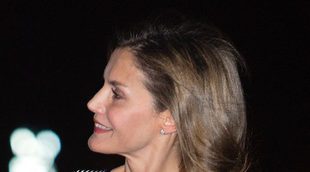 La Reina Letizia, todo complicidad con la Primera Dama de Senegal en el inicio de su viaje de cooperación