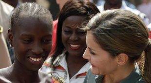 La Reina Letizia, todo cariño con los senegales en su paso por Ziguinchor