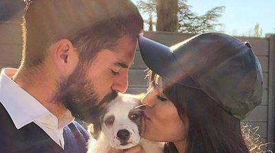 Isco Alarcón le toca un pecho a su novia Sara Sálamo en una tierna estampa con su nueva mascota