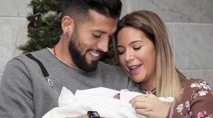 Tamara Gorro y Ezequiel Garay muestran la carita de su hijo Antonio con una foto familiar con Shaila