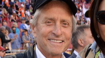 Michael Douglas niega haberse masturbado delante de una escritora