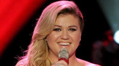 Kelly Clarkson crea polémica al decir que azota a su hija como castigo cuando se porta mal