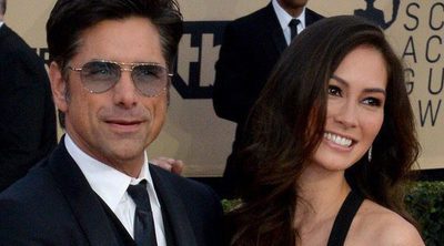 John Stamos besa orgulloso la tripita de embarazada de su prometida Caitlin McHugh en los SAG 2018