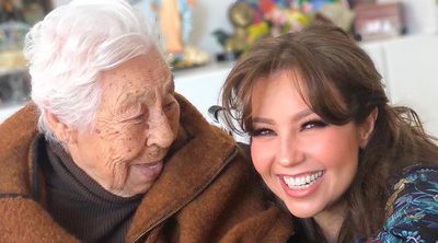 Thalía celebra muy feliz el 100 cumpleaños de su abuela Eva Mange Márquez