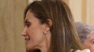 La Reina Letizia, atenta y cariñosa con personas sordociegas mientras el Rey Felipe defiende la Constitución en Davos