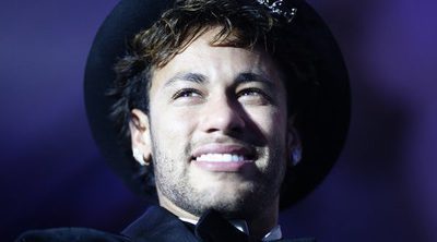 Maluma hace llorar de emoción a Neymar en su macrofiesta por su 26 cumpleaños