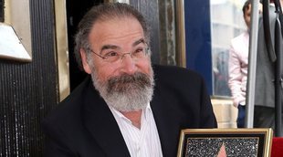 Mandy Patinkin se acuerda de los refugiados al recibir una estrella en el Paseo de la Fama de Hollywood