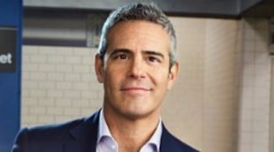 Andy Cohen defiende a su amiga Sarah Jessica Parker de los ataques de Kim Cattrall en las redes sociales