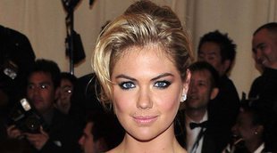 La caída viral de Kate Upton mientras posaba en topless para 'Sport Illustrated'