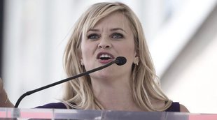 Reese Witherspoon visita y 'limpia' su estrella en el Paseo de la Fama de Hollywood