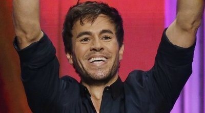 Enrique Iglesias se come a besos a uno de sus gemelos