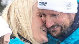 Haakon y Mette-Marit de Noruega, como dos tortolitos en el salto de esquí de Holmenkollen