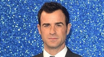 Justin Theroux parece estar olvidando a Jennifer Aniston con la joven Petra Collins